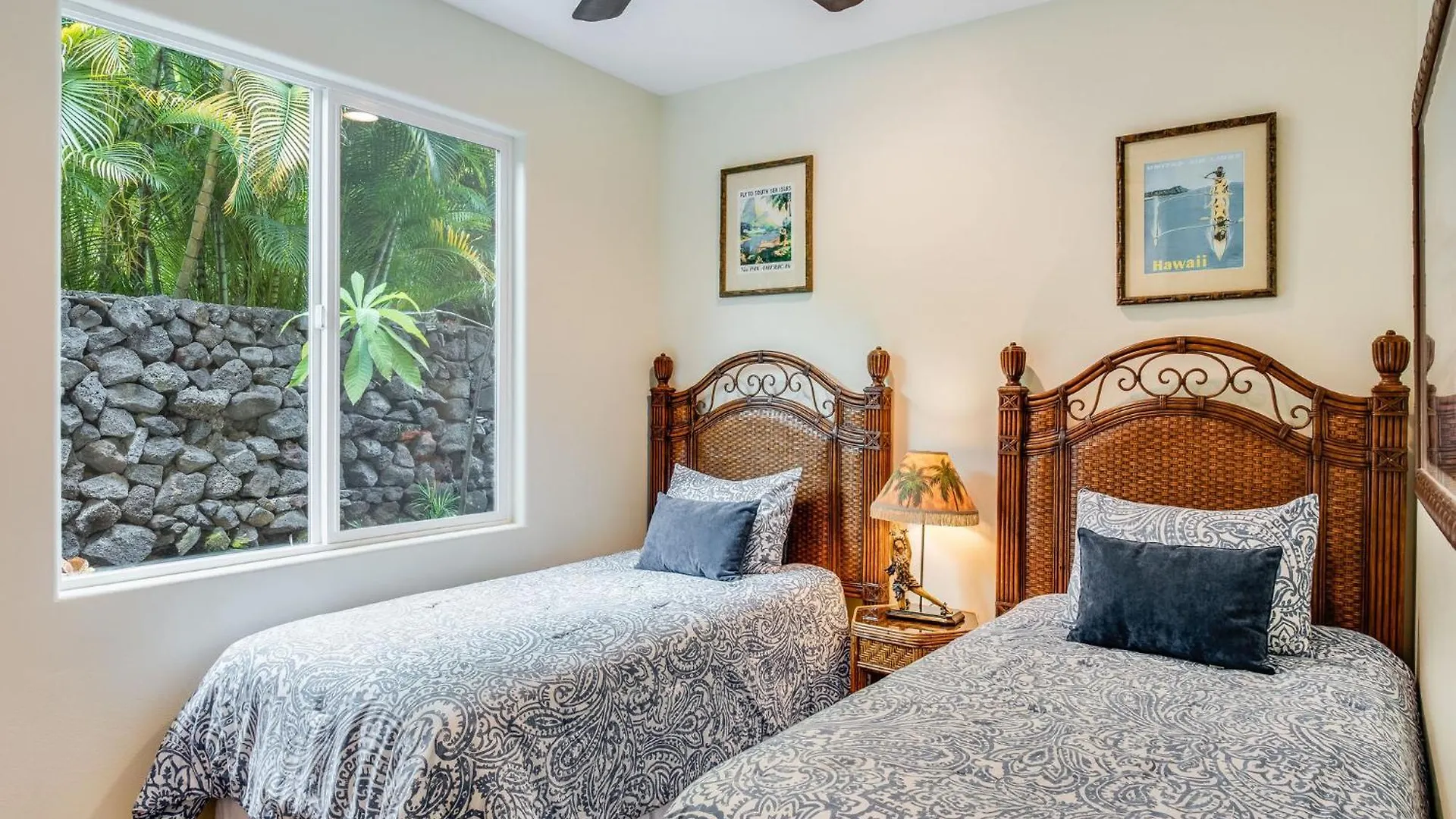 Επικοινωνία με το Kona Beach Bungalows